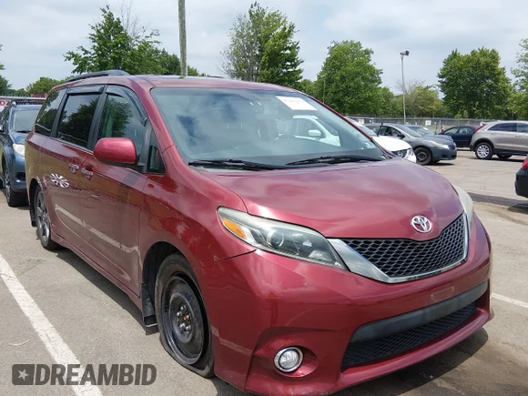 ✅ 2017 Toyota Sienna SE • VIN: 5TDXZ3DC5HS828967 • Lot: 45299119. Wystawiony na IAAI z przebiegiem 82 850 mil. Bezpłatny archiwum sprzedaży aukcyjnych z USA i szczegółowy raport historii pojazdu na DreamBid. Zdjęcie 1.