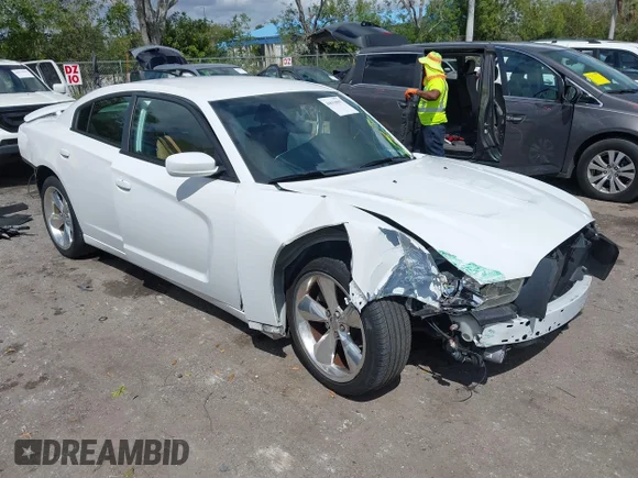✅ 2014 Dodge Charger SXT • VIN: 2C3CDXHG9EH145153 • Lot: 44634092. Wystawiony na IAAI z przebiegiem Nie podano. Bezpłatny archiwum sprzedaży aukcyjnych z USA i szczegółowy raport historii pojazdu na DreamBid. Zdjęcie 1.