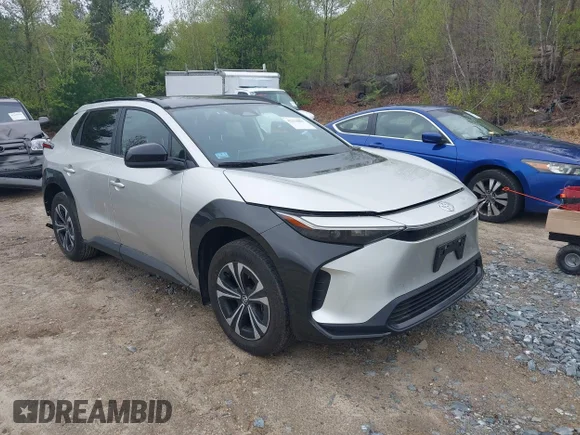 ✅ 2024 Toyota bZ4X XLE • VIN: JTMABACA2RA070129 • Lot: 42158861. Wystawiony na IAAI z przebiegiem 12 269 mil. Bezpłatny archiwum sprzedaży aukcyjnych z USA i szczegółowy raport historii pojazdu na DreamBid. Zdjęcie 1.