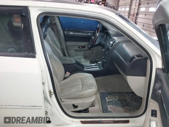 ✅ 2006 Chrysler 300 C • VIN: 2C3LA63H76H325865 • Lot: 41606079. Wystawiony na IAAI z przebiegiem 194 640 mil. Bezpłatny archiwum sprzedaży aukcyjnych z USA i szczegółowy raport historii pojazdu na DreamBid. Zdjęcie 5.