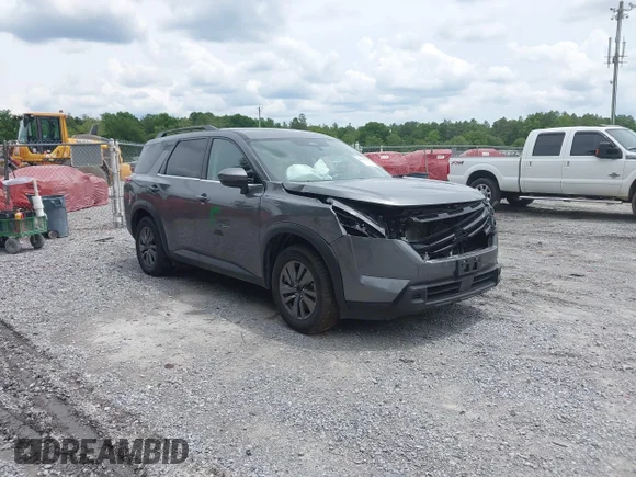 ✅ 2025 Nissan Pathfinder SV • VIN: 5N1DR3BAXSC212416 • Лот: 45078126. Опубліковано раніше на IAAI з пробігом 40 299 миль. Безкоштовний доступ до архіву аукціонних продажів зі США та докладний звіт про історію автомобіля на DreamBid. Зображення 1.