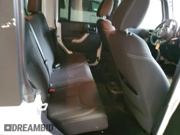 ✅ 2018 Jeep Wrangler Unlimited Sahara • VIN: 1C4BJWEG0JL936408 • Lot: 45613623. Wystawiony na Copart z przebiegiem 80 636 mil. Bezpłatny archiwum sprzedaży aukcyjnych z USA i szczegółowy raport historii pojazdu na DreamBid. Zdjęcie 10.