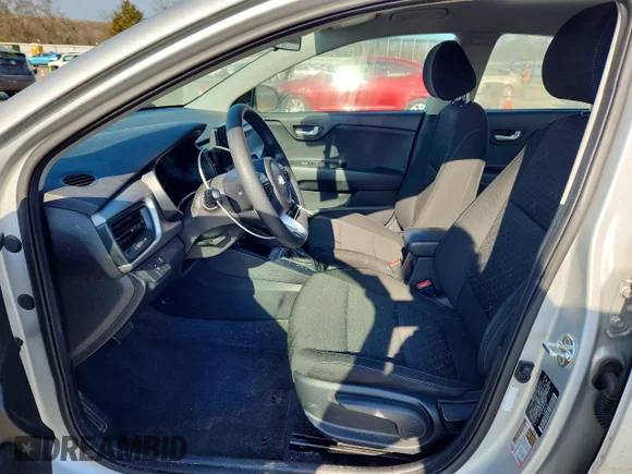 ✅ 2021 Kia Rio LX • VIN: 3KPA24AD2ME429967 • Lot: 79783265. Wystawiony na Copart z przebiegiem 81 573 mil. Bezpłatny archiwum sprzedaży aukcyjnych z USA i szczegółowy raport historii pojazdu na DreamBid. Zdjęcie 7.