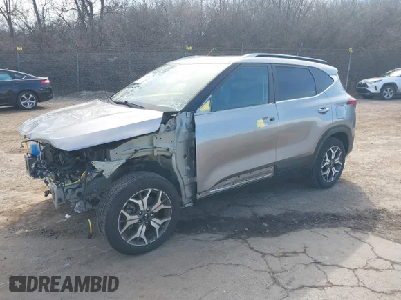 ✅ 2021 Kia Seltos EX • VIN: KNDERCAA4M7151702 • Лот: 41589263. Опубликован ранее на IAAI с пробегом 14 908 миль. Бесплатный доступ к архиву аукционных продаж из США и подробный отчёт об истории автомобиля на DreamBid. Изображение 2.