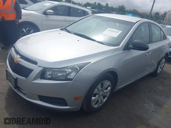 ✅ 2014 Chevrolet Cruze LS • VIN: 1G1PA5SHXE7479935 • Лот: 45202142. Опубликован ранее на IAAI с пробегом 142 882 миль. Бесплатный доступ к архиву аукционных продаж из США и подробный отчёт об истории автомобиля на DreamBid. Изображение 2.
