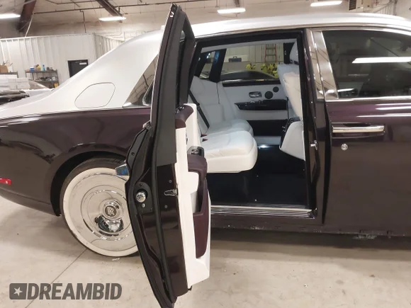 ✅ 2018 Rolls-Royce Phantom • VIN: SCA687S56JU104577 • Лот: 44334104. Опубліковано раніше на IAAI з пробігом 12 761 миль. Безкоштовний доступ до архіву аукціонних продажів зі США та докладний звіт про історію автомобіля на DreamBid. Зображення 8.