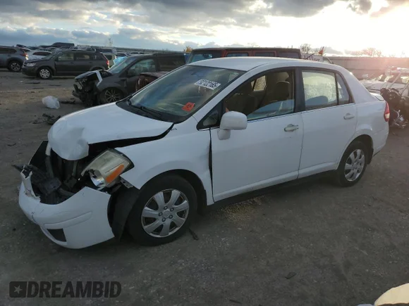 ✅ 2008 Nissan Versa S • VIN: 3N1BC11E38L408641 • Lot: 92122165. Wystawiony na Copart z przebiegiem 165 338 mil. Bezpłatny archiwum sprzedaży aukcyjnych z USA i szczegółowy raport historii pojazdu na DreamBid. Zdjęcie 1.