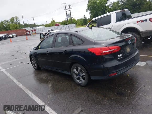 ✅ 2018 Ford Focus SE • VIN: 1FADP3F21JL220289 • Lot: 45371189. Wystawiony na IAAI z przebiegiem 107 089 mil. Bezpłatny archiwum sprzedaży aukcyjnych z USA i szczegółowy raport historii pojazdu na DreamBid. Zdjęcie 3.