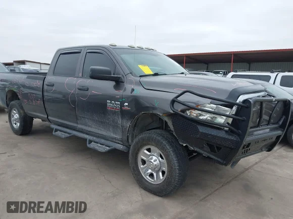 ✅ 2018 Ram 2500 Tradesman • VIN: 3C6UR5HL5JG166828 • Лот: 41611085. Опубліковано раніше на IAAI з пробігом 151 716 миль. Безкоштовний доступ до архіву аукціонних продажів зі США та докладний звіт про історію автомобіля на DreamBid. Зображення 1.