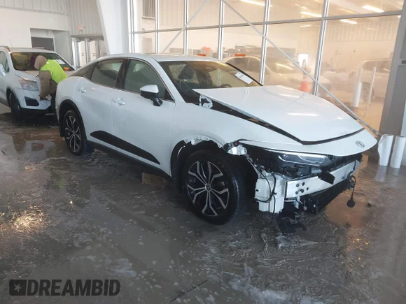 ✅ 2023 Toyota Crown XLE • VIN: JTDAAAAF3P3001016 • Лот: 44610683. Опубліковано раніше на IAAI з пробігом 18 934 миль. Безкоштовний доступ до архіву аукціонних продажів зі США та докладний звіт про історію автомобіля на DreamBid. Зображення 1.