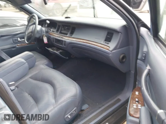 ✅ 1997 Lincoln Town Car Signature • VIN: 1LNLM82W6VY681836 • Lot: 40498201. Wystawiony na IAAI z przebiegiem 114 726 mil. Bezpłatny archiwum sprzedaży aukcyjnych z USA i szczegółowy raport historii pojazdu na DreamBid. Zdjęcie 5.
