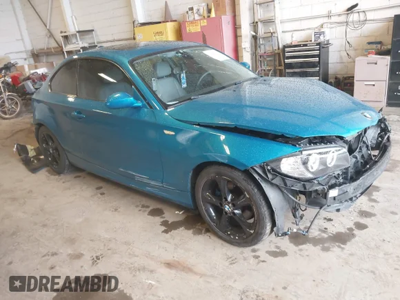 ✅ 2009 BMW 1 Series 128i • VIN: WBAUP93539VF48972 • Лот: 43294163. Опубліковано раніше на IAAI з пробігом 172 418 миль. Безкоштовний доступ до архіву аукціонних продажів зі США та докладний звіт про історію автомобіля на DreamBid. Зображення 1.