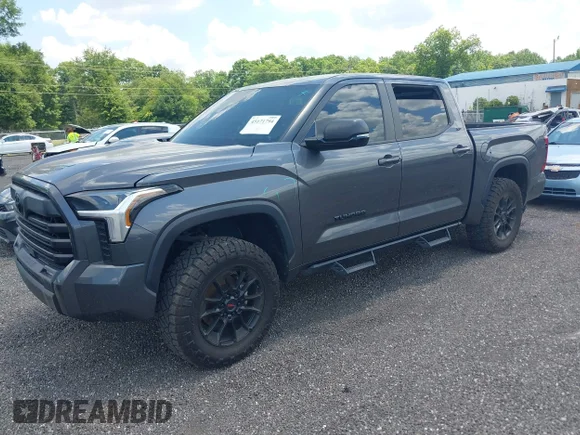✅ 2024 Toyota Tundra SR5 • VIN: 5TFLA5DB6RX151125 • Lot: 45171794. Wystawiony na IAAI z przebiegiem 56 020 mil. Bezpłatny archiwum sprzedaży aukcyjnych z USA i szczegółowy raport historii pojazdu na DreamBid. Zdjęcie 2.