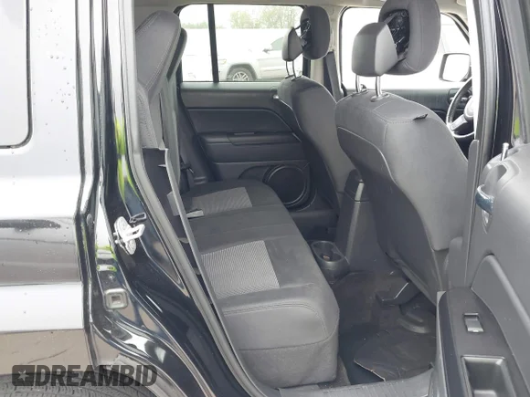 ✅ 2014 Jeep Patriot Latitude • VIN: 1C4NJPFB9ED549989 • Lot: 44685431. Wystawiony na IAAI z przebiegiem 91 681 mil. Bezpłatny archiwum sprzedaży aukcyjnych z USA i szczegółowy raport historii pojazdu na DreamBid. Zdjęcie 8.