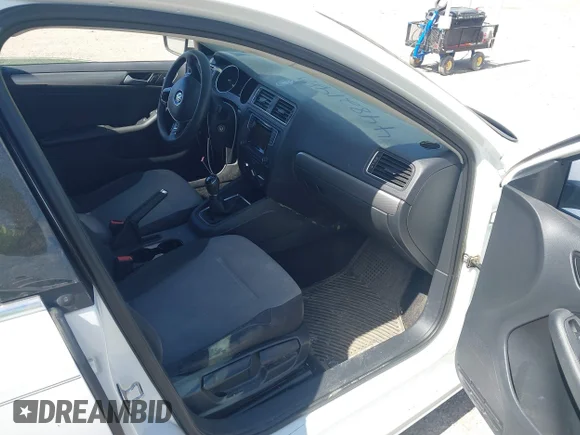 ✅ 2017 Volkswagen Jetta S • VIN: 3VW167AJ6HM268124 • Lot: 44821980. Wystawiony na IAAI z przebiegiem 77 905 mil. Bezpłatny archiwum sprzedaży aukcyjnych z USA i szczegółowy raport historii pojazdu na DreamBid. Zdjęcie 5.