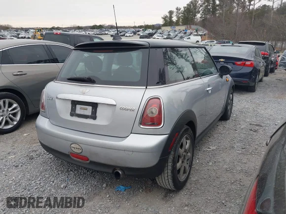 ✅ 2007 MINI Hardtop • VIN: WMWMF33567TL77317 • Lot: 41395626. Wystawiony na IAAI z przebiegiem 98 121 mil. Bezpłatny archiwum sprzedaży aukcyjnych z USA i szczegółowy raport historii pojazdu na DreamBid. Zdjęcie 4.