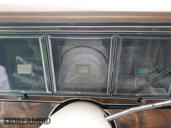✅ 1984 Lincoln Town Car • VIN: 1LNBP96F0EY648835 • Lot: 44433754. Wystawiony na IAAI z przebiegiem Nie podano. Bezpłatny archiwum sprzedaży aukcyjnych z USA i szczegółowy raport historii pojazdu na DreamBid. Zdjęcie 7.