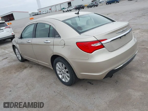 ✅ 2013 Chrysler 200 Limited • VIN: 1C3CCBCG4DN602566 • Lot: 45156999. Wystawiony na IAAI z przebiegiem 129 800 mil. Bezpłatny archiwum sprzedaży aukcyjnych z USA i szczegółowy raport historii pojazdu na DreamBid. Zdjęcie 3.