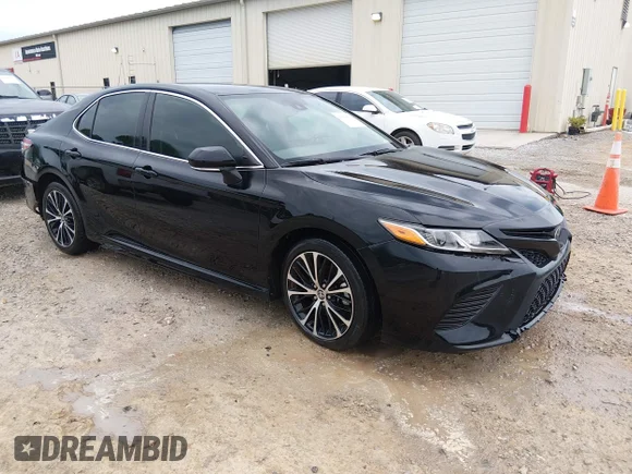 ✅ 2020 Toyota Camry SE • VIN: 4T1M11AK1LU958982 • Лот: 45368022. Опубликован ранее на IAAI с пробегом 299 773 миль. Бесплатный доступ к архиву аукционных продаж из США и подробный отчёт об истории автомобиля на DreamBid. Изображение 1.