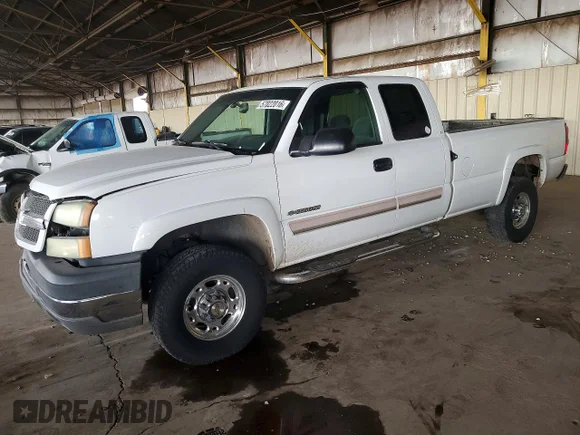 ✅ 2003 Chevrolet Silverado 2500HD LS • VIN: 1GCHC29G03E366960 • Lot: 57022016. Wystawiony na Copart z przebiegiem Nie podano. Bezpłatny archiwum sprzedaży aukcyjnych z USA i szczegółowy raport historii pojazdu na DreamBid. Zdjęcie 1.