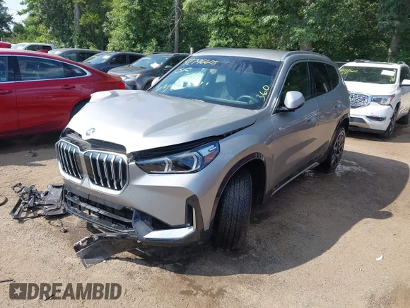 ✅ 2023 BMW X1 xDrive28i • VIN: WBX73EF03P5Y25542 • Лот: 42796605. Опубликован ранее на IAAI с пробегом 6 892 миль. Бесплатный доступ к архиву аукционных продаж из США и подробный отчёт об истории автомобиля на DreamBid. Изображение 2.