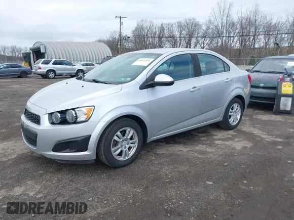 ✅ 2013 Chevrolet Sonic LT • VIN: 1G1JC5SG5D4215674 • Lot: 41825411. Wystawiony na IAAI z przebiegiem 75 889 mil. Bezpłatny archiwum sprzedaży aukcyjnych z USA i szczegółowy raport historii pojazdu na DreamBid. Zdjęcie 2.