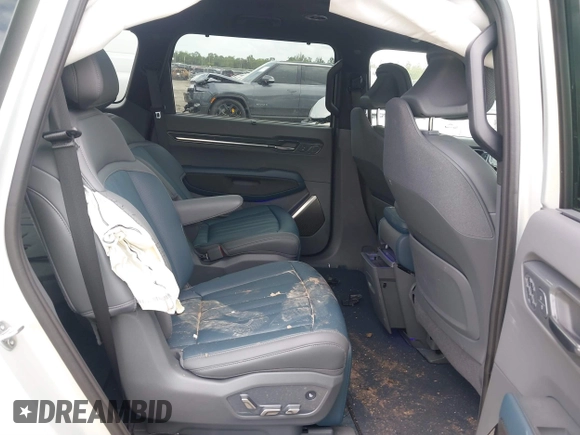 ✅ 2024 Kia EV9 GT-Line • VIN: KNDAEFS58R6038376 • Lot: 40792514. Wystawiony na IAAI z przebiegiem 5 677 mil. Bezpłatny archiwum sprzedaży aukcyjnych z USA i szczegółowy raport historii pojazdu na DreamBid. Zdjęcie 8.