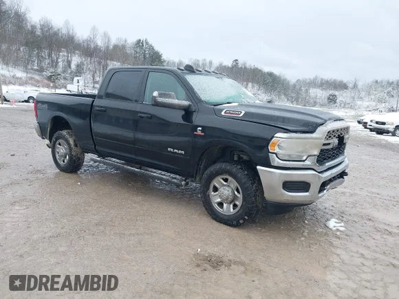 ✅ 2020 Ram 2500 Tradesman • VIN: 3C6UR5CL0LG267754 • Лот: 43874053. Опубліковано раніше на IAAI з пробігом 95 072 миль. Безкоштовний доступ до архіву аукціонних продажів зі США та докладний звіт про історію автомобіля на DreamBid. Зображення 1.