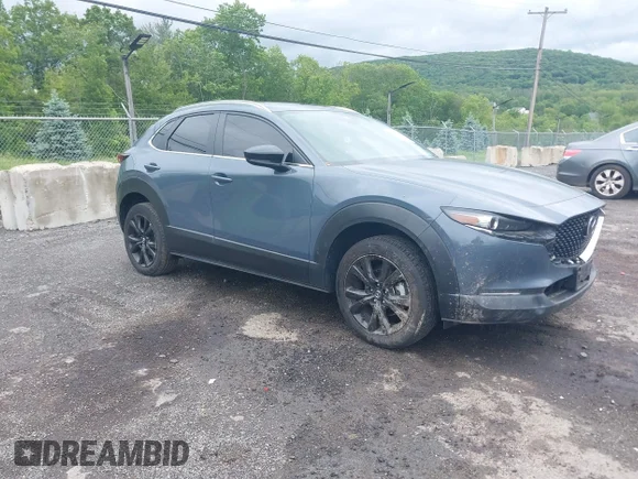 ✅ 2022 Mazda CX-30 S Carbon Edition • VIN: 3MVDMBCL8NM430370 • Лот: 42340348. Опубліковано раніше на IAAI з пробігом 79 513 миль. Безкоштовний доступ до архіву аукціонних продажів зі США та докладний звіт про історію автомобіля на DreamBid. Зображення 1.