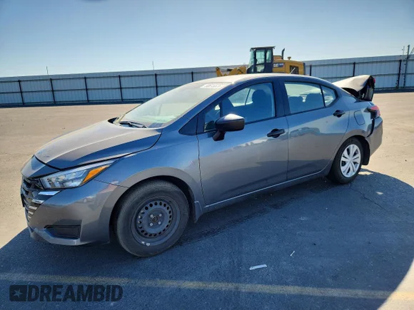 ✅ 2025 Nissan Versa S • VIN: 3N1CN8DV3SL831665 • Lot: 58615526. Wystawiony na Copart z przebiegiem 22 407 mil. Bezpłatny archiwum sprzedaży aukcyjnych z USA i szczegółowy raport historii pojazdu na DreamBid. Zdjęcie 1.