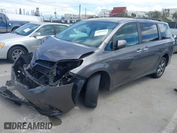 ✅ 2018 Toyota Sienna SE • VIN: 5TDXZ3DC4JS907830 • Лот: 45019429. Опубліковано раніше на IAAI з пробігом 62 606 миль. Безкоштовний доступ до архіву аукціонних продажів зі США та докладний звіт про історію автомобіля на DreamBid. Зображення 2.