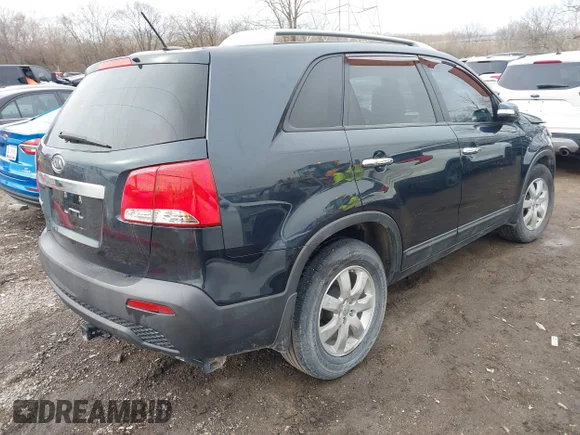 ✅ 2013 Kia Sorento LX • VIN: 5XYKT4A27DG394345 • Lot: 44142848. Wystawiony na IAAI z przebiegiem 161 081 mil. Bezpłatny archiwum sprzedaży aukcyjnych z USA i szczegółowy raport historii pojazdu na DreamBid. Zdjęcie 4.