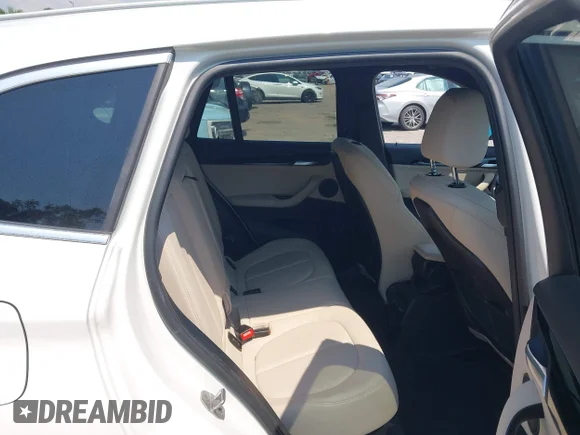 ✅ 2020 BMW X1 sDrive28i • VIN: WBXJG7C09L3L39060 • Lot: 45009662. Wystawiony na IAAI z przebiegiem 60 672 mil. Bezpłatny archiwum sprzedaży aukcyjnych z USA i szczegółowy raport historii pojazdu na DreamBid. Zdjęcie 8.