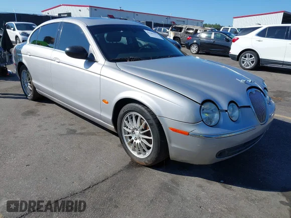 ✅ 2005 Jaguar S-Type • VIN: SAJWA01U95HN21494 • Лот: 43281223. Опубліковано раніше на IAAI з пробігом 104 330 миль. Безкоштовний доступ до архіву аукціонних продажів зі США та докладний звіт про історію автомобіля на DreamBid. Зображення 1.