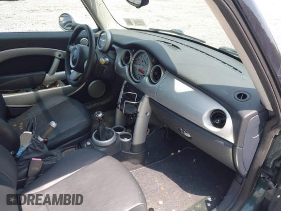 ✅ 2005 MINI Hardtop • VIN: WMWRC33495TC59381 • Lot: 42857232. Wystawiony na IAAI z przebiegiem 121 630 mil. Bezpłatny archiwum sprzedaży aukcyjnych z USA i szczegółowy raport historii pojazdu na DreamBid. Zdjęcie 5.