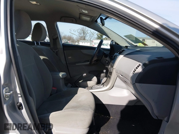 ✅ 2013 Toyota Corolla LE Special Edition • VIN: 2T1BU4EEXDC960415 • Lot: 44219903. Wystawiony na IAAI z przebiegiem 86 532 mil. Bezpłatny archiwum sprzedaży aukcyjnych z USA i szczegółowy raport historii pojazdu na DreamBid. Zdjęcie 5.