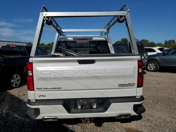 ✅ 2022 Chevrolet Silverado 1500 High Country • VIN: 1GCUYHED3NZ172983 • Lot: 71640635. Wystawiony na Copart z przebiegiem 123 869 mil. Bezpłatny archiwum sprzedaży aukcyjnych z USA i szczegółowy raport historii pojazdu na DreamBid. Zdjęcie 6.
