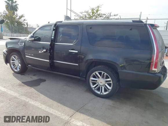 ✅ 2010 Cadillac Escalade ESV Platinum Edition • VIN: 1GYUKKEF2AR215164 • Lot: 44702922. Wystawiony na IAAI z przebiegiem 206 499 mil. Bezpłatny archiwum sprzedaży aukcyjnych z USA i szczegółowy raport historii pojazdu na DreamBid. Zdjęcie 3.