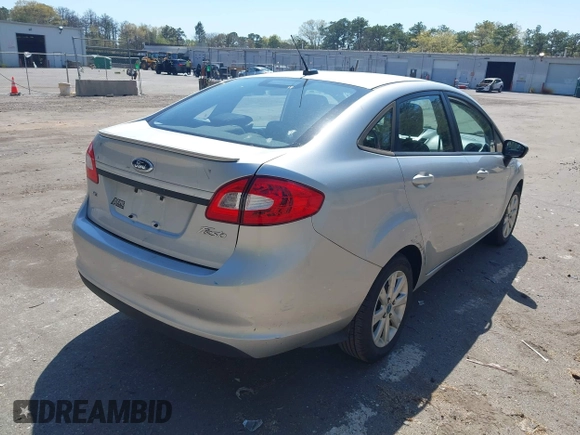 ✅ 2013 Ford Fiesta SE • VIN: 3FADP4BJ9DM173972 • Lot: 45033742. Wystawiony na IAAI z przebiegiem 84 225 mil. Bezpłatny archiwum sprzedaży aukcyjnych z USA i szczegółowy raport historii pojazdu na DreamBid. Zdjęcie 4.
