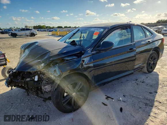 ✅ 2024 Volkswagen Jetta SE • VIN: 3VW7M7BU3RM053052 • Лот: 77403425. Опубліковано раніше на Copart з пробігом 19 492 миль. Безкоштовний доступ до архіву аукціонних продажів зі США та докладний звіт про історію автомобіля на DreamBid. Зображення 1.