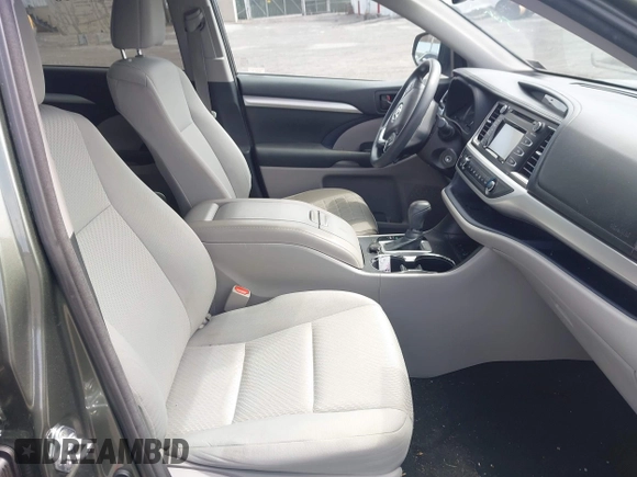 ✅ 2016 Toyota Highlander LE Plus • VIN: 5TDBKRFH7GS269401 • Lot: 44743358. Wystawiony na IAAI z przebiegiem 101 884 mil. Bezpłatny archiwum sprzedaży aukcyjnych z USA i szczegółowy raport historii pojazdu na DreamBid. Zdjęcie 5.