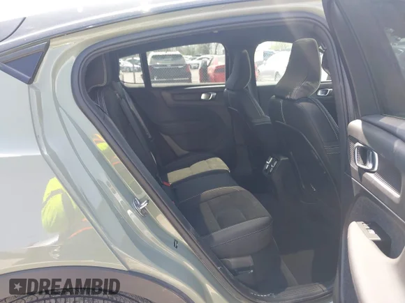 ✅ 2022 Volvo C40 Ultimate • VIN: YV4ED3GB3N2007553 • Lot: 44843884. Wystawiony na IAAI z przebiegiem 29 163 mil. Bezpłatny archiwum sprzedaży aukcyjnych z USA i szczegółowy raport historii pojazdu na DreamBid. Zdjęcie 8.