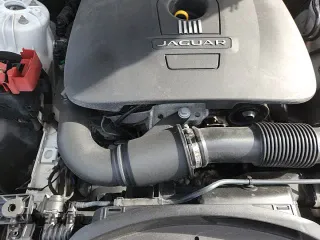 ✅ 2017 Jaguar XE 25t • VIN: SAJAR4BG9HA966737 • Lot: 87369955. Wystawiony na Copart z przebiegiem 140 640 mil. Bezpłatny archiwum sprzedaży aukcyjnych z USA i szczegółowy raport historii pojazdu na DreamBid. Zdjęcie 13.