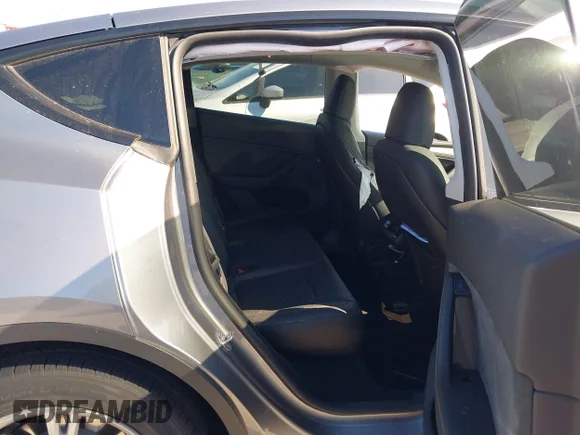 ✅ 2024 Tesla Model Y Long Range • VIN: 7SAYGDEE3RA291117 • Lot: 44632833. Wystawiony na IAAI z przebiegiem 50 311 mil. Bezpłatny archiwum sprzedaży aukcyjnych z USA i szczegółowy raport historii pojazdu na DreamBid. Zdjęcie 8.