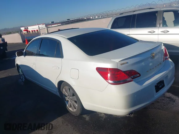 ✅ 2005 Toyota Avalon XL • VIN: 4T1BK36B05U055671 • Lot: 43296094. Wystawiony na IAAI z przebiegiem 214 805 mil. Bezpłatny archiwum sprzedaży aukcyjnych z USA i szczegółowy raport historii pojazdu na DreamBid. Zdjęcie 3.