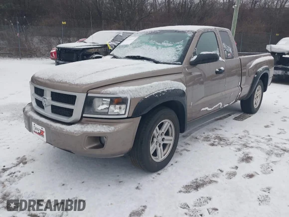 ✅ 2009 Dodge Dakota Bighorn/Lonestar • VIN: 1D7HE32K09S807520 • Lot: 44006445. Wystawiony na IAAI z przebiegiem 134 491 mil. Bezpłatny archiwum sprzedaży aukcyjnych z USA i szczegółowy raport historii pojazdu na DreamBid. Zdjęcie 2.