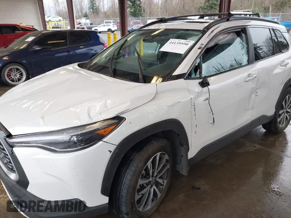 ✅ 2024 Toyota Corolla Cross XLE • VIN: 7MUDAABG2RV115083 • Lot: 44139590. Wystawiony na IAAI z przebiegiem 8 799 mil. Bezpłatny archiwum sprzedaży aukcyjnych z USA i szczegółowy raport historii pojazdu na DreamBid. Zdjęcie 6.