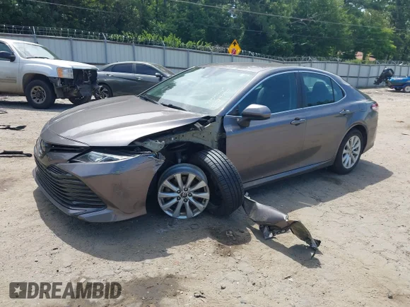 ✅ 2020 Toyota Camry LE • VIN: 4T1C11AK1LU950781 • Lot: 45289775. Wystawiony na IAAI z przebiegiem 68 510 mil. Bezpłatny archiwum sprzedaży aukcyjnych z USA i szczegółowy raport historii pojazdu na DreamBid. Zdjęcie 2.