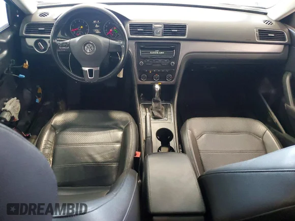 ✅ 2014 Volkswagen Passat S • VIN: 1VWAS7A33EC120877 • Lot: 58160656. Wystawiony na Copart z przebiegiem 140 808 mil. Bezpłatny archiwum sprzedaży aukcyjnych z USA i szczegółowy raport historii pojazdu na DreamBid. Zdjęcie 8.