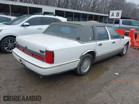 ✅ 1997 Lincoln Town Car Signature • VIN: 1LNLM82W1VY743577 • Lot: 44508694. Wystawiony na IAAI z przebiegiem 215 373 mil. Bezpłatny archiwum sprzedaży aukcyjnych z USA i szczegółowy raport historii pojazdu na DreamBid. Zdjęcie 4.